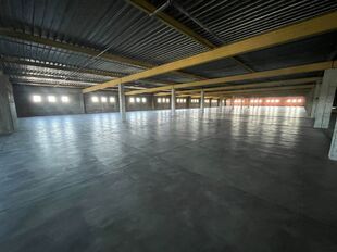 Op een strategische locatie aan de Noorderlaan te Antwerpen, vlakbij de haven en belangrijke ontsluitingswegen, bieden wij twee opslagverdiepingen aan van telkens ca. 2.300 m&sup2;.

Beide verdiepingen zijn bereikbaar via twee functionele goederenliften.

Ide