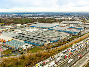 Het betreft de verhuur van uitstekend gelegen magazijnen in Industriepark-West in Sint-Niklaas, nabij op- en afrit 15 van de E17. De magazijnen hebben een vrije hoogte tussen 5 en 8 meter en een vloerbelasting van 3 tot 5 ton/m&sup2;. Daarnaast zijn ze uitger