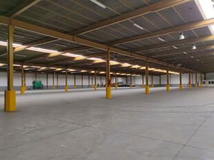 Het betreft de verhuur van uitstekend gelegen magazijnen in Industriepark-West in Sint-Niklaas, nabij op- en afrit 15 van de E17. De magazijnen hebben een vrije hoogte tussen 5 en 8 meter en een vloerbelasting van 3 tot 5 ton/m&sup2;. Daarnaast zijn ze uitger