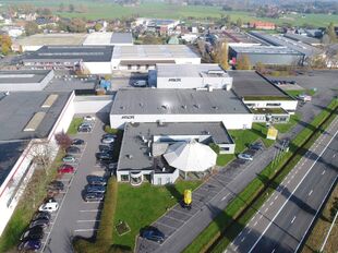 Op een uitstekende zichtlocatie langs de Ring van Lier, aan de Industriestraat 5, bevindt zich dit multifunctionele bedrijfsgebouw, gelegen binnen de industriezone II-Hagenbroek. Het geheel is gelegen in een gebied bestemd voor milieubelastende industrie
