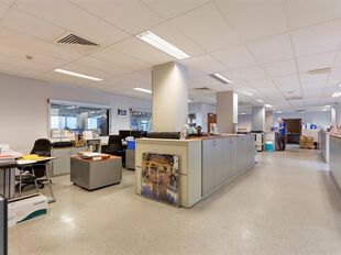 Op een uitstekende zichtlocatie langs de Ring van Lier, aan de Industriestraat 5, bevindt zich dit multifunctionele bedrijfsgebouw, gelegen binnen de industriezone II-Hagenbroek. Het geheel is gelegen in een gebied bestemd voor milieubelastende industrie