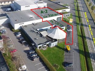 Op een uitstekende zichtlocatie langs de Ring van Lier, aan de Industriestraat 5, bevindt zich dit multifunctionele bedrijfsgebouw, gelegen binnen de industriezone II-Hagenbroek. Het geheel is gelegen in een gebied bestemd voor milieubelastende industrie