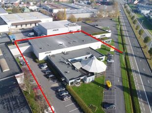 Op een uitstekende zichtlocatie langs de Ring van Lier, aan de Industriestraat 5, bevindt zich dit multifunctionele bedrijfsgebouw, gelegen binnen de industriezone II-Hagenbroek. Het geheel is gelegen in een gebied bestemd voor milieubelastende industrie