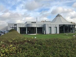 Op een uitstekende zichtlocatie langs de Ring van Lier, aan de Industriestraat 5, bevindt zich dit multifunctionele bedrijfsgebouw, gelegen binnen de industriezone II-Hagenbroek. Het geheel is gelegen in een gebied bestemd voor milieubelastende industrie