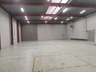 Het betreft de verhuur van een representatieve bedrijfsunit op een zeer centrale locatie te Aartselaar, met een vlotte verbinding naar de A12. 

Momenteel worden er 2 KMO-units te huur aangeboden.

Unit 'G' omvat ca. 730 m&sup2;, bestaande uit 430 m&sup2; opslagr