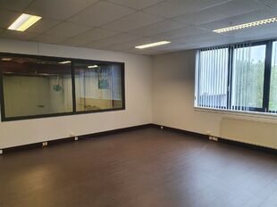 Het betreft de verhuur van een representatieve bedrijfsunit op een zeer centrale locatie te Aartselaar, met een vlotte verbinding naar de A12. 

Momenteel worden er 2 KMO-units te huur aangeboden.

Unit 'G' omvat ca. 730 m&sup2;, bestaande uit 430 m&sup2; opslagr