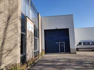 Het betreft de verhuur van een representatieve bedrijfsunit op een zeer centrale locatie te Aartselaar, met een vlotte verbinding naar de A12. 

Momenteel worden er 2 KMO-units te huur aangeboden.

Unit 'G' omvat ca. 730 m&sup2;, bestaande uit 430 m&sup2; opslagr