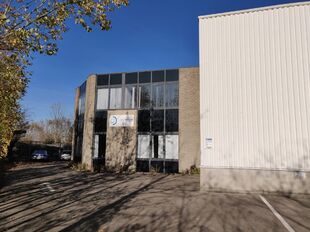 Het betreft de verhuur van een representatieve bedrijfsunit op een zeer centrale locatie te Aartselaar, met een vlotte verbinding naar de A12. 

Momenteel worden er 2 KMO-units te huur aangeboden.

Unit 'G' omvat ca. 730 m&sup2;, bestaande uit 430 m&sup2; opslagr