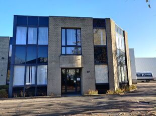 Het betreft de verhuur van een representatieve bedrijfsunit op een zeer centrale locatie te Aartselaar, met een vlotte verbinding naar de A12. 

Momenteel worden er 2 KMO-units te huur aangeboden.

Unit 'G' omvat ca. 730 m&sup2;, bestaande uit 430 m&sup2; opslagr