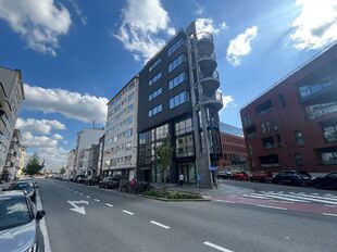 Op een uitstekende zichtlocatie in Mechelen, in de Leopoldstraat, bevindt zich dit hedendaags gebouw, bestaande uit drie afzonderlijk te verwerven entiteiten.

Het gebouw omvat een commercieel gelijkvloers en twee bovenliggende verdiepingen, elk ingericht
