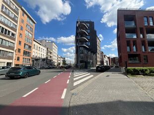 Op een uitstekende zichtlocatie in Mechelen, in de Leopoldstraat, bevindt zich dit hedendaags gebouw, bestaande uit drie afzonderlijk te verwerven entiteiten.

Het gebouw omvat een commercieel gelijkvloers en twee bovenliggende verdiepingen, elk ingericht