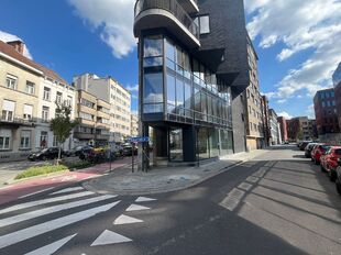 Op een uitstekende zichtlocatie in Mechelen, in de Leopoldstraat, bevindt zich dit hedendaags gebouw, bestaande uit drie afzonderlijk te verwerven entiteiten.

Het gebouw omvat een commercieel gelijkvloers en twee bovenliggende verdiepingen, elk ingericht
