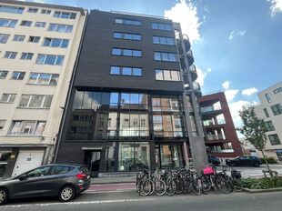 Op een uitstekende zichtlocatie in Mechelen, in de Leopoldstraat, bevindt zich dit hedendaags gebouw, bestaande uit drie afzonderlijk te verwerven entiteiten.

Het gebouw omvat een commercieel gelijkvloers en twee bovenliggende verdiepingen, elk ingericht
