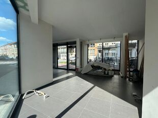 Op een uitstekende zichtlocatie in Mechelen, in de Leopoldstraat, bevindt zich dit hedendaags gebouw, bestaande uit drie afzonderlijk te verwerven entiteiten.

Het gebouw omvat een commercieel gelijkvloers en twee bovenliggende verdiepingen, elk ingericht