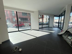 Op een uitstekende zichtlocatie in Mechelen, in de Leopoldstraat, bevindt zich dit hedendaags gebouw, bestaande uit drie afzonderlijk te verwerven entiteiten.

Het gebouw omvat een commercieel gelijkvloers en twee bovenliggende verdiepingen, elk ingericht