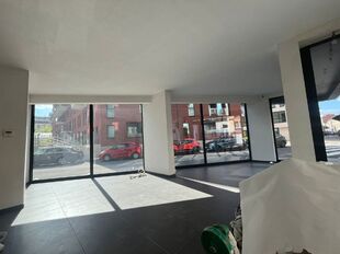 Op een uitstekende zichtlocatie in Mechelen, in de Leopoldstraat, bevindt zich dit hedendaags gebouw, bestaande uit drie afzonderlijk te verwerven entiteiten.

Het gebouw omvat een commercieel gelijkvloers en twee bovenliggende verdiepingen, elk ingericht
