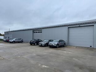 Op een strategische locatie in Antwerpen-Ekeren, vlak bij het op- en afrittencomplex van de A12, bieden wij dit bedrijfsgebouw te huur aan. Het pand is gelegen in agrarisch gebied en beschikt over een vergunning voor passieve opslag.
Het gebouw omvat cir