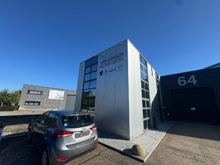 Op een strategische locatie in Antwerpen-Ekeren, vlak bij het op- en afrittencomplex van de A12, bieden wij dit bedrijfsgebouw te huur aan. Het pand is gelegen in agrarisch gebied en beschikt over een vergunning voor passieve opslag.
Het gebouw omvat cir