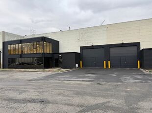 Het betreft de verhuur van twee strategisch gelegen magazijnen aan de rand van de Haven van Antwerpen. De magazijnen zijn direct gelegen aan de A12/E19/Noorderlaan &eacute;n perfect ontsloten voor nationale en internationale distributie. 

De units beschikken o