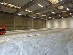 Het betreft de verhuur van twee strategisch gelegen magazijnen aan de rand van de Haven van Antwerpen. De magazijnen zijn direct gelegen aan de A12/E19/Noorderlaan &eacute;n perfect ontsloten voor nationale en internationale distributie. 

De units beschikken o