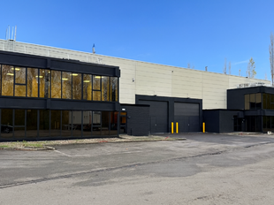 Het betreft de verhuur van twee strategisch gelegen magazijnen aan de rand van de Haven van Antwerpen. De magazijnen zijn direct gelegen aan de A12/E19/Noorderlaan &eacute;n perfect ontsloten voor nationale en internationale distributie. 

De units beschikken o