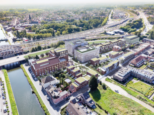 Aan het Guldendal 8 in Mechelen verrijst MALT, een innovatief kantoorproject dat de voormalige industriële Inofer-site nieuw leven inblaast. Onder leiding van de Jan De Nul Groep wordt deze historische locatie getransformeerd tot een duurzame bedrijventu