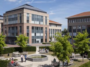 Mechelen Campus is een hoogwaardig en multifunctioneel kantorencomplex met een totale kantooroppervlakte van circa 55.000 m&sup2;, verspreid over 11 gebouwen. De campus wordt gekenmerkt door een markante toren van ongeveer 60 meter hoog, omringd door tien lag