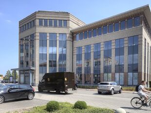 Mechelen Campus is een hoogwaardig en multifunctioneel kantorencomplex met een totale kantooroppervlakte van circa 55.000 m&sup2;, verspreid over 11 gebouwen. De campus wordt gekenmerkt door een markante toren van ongeveer 60 meter hoog, omringd door tien lag