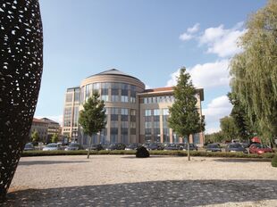 Mechelen Campus is een hoogwaardig en multifunctioneel kantorencomplex met een totale kantooroppervlakte van circa 55.000 m&sup2;, verspreid over 11 gebouwen. De campus wordt gekenmerkt door een markante toren van ongeveer 60 meter hoog, omringd door tien lag
