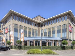 Mechelen Campus is een hoogwaardig en multifunctioneel kantorencomplex met een totale kantooroppervlakte van circa 55.000 m&sup2;, verspreid over 11 gebouwen. De campus wordt gekenmerkt door een markante toren van ongeveer 60 meter hoog, omringd door tien lag