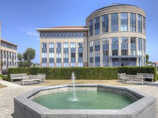 Mechelen Campus is een hoogwaardig en multifunctioneel kantorencomplex met een totale kantooroppervlakte van circa 55.000 m&sup2;, verspreid over 11 gebouwen. De campus wordt gekenmerkt door een markante toren van ongeveer 60 meter hoog, omringd door tien lag