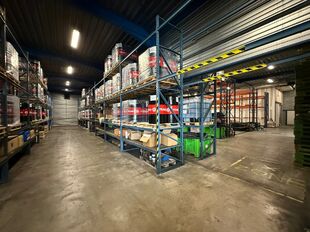 Op een strategische locatie in Schelle, aan de Molenberglei 9-11, bevindt zich dit industrieel gebouw dewelke een uitstekende ligging geniet nabij de A12 (Antwerpen - Brussel). Het gebouw heeft een totale oppervlakte van ca. 1920 m², bestaande uit een ma