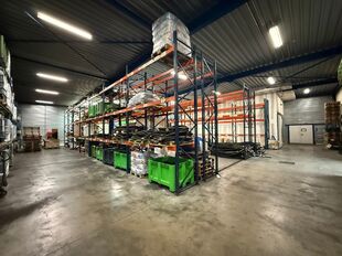 Op een strategische locatie in Schelle, aan de Molenberglei 9-11, bevindt zich dit industrieel gebouw dewelke een uitstekende ligging geniet nabij de A12 (Antwerpen - Brussel). Het gebouw heeft een totale oppervlakte van ca. 1920 m², bestaande uit een ma
