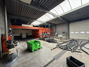 Op een strategische locatie in Schelle, aan de Molenberglei 9-11, bevindt zich dit industrieel gebouw dewelke een uitstekende ligging geniet nabij de A12 (Antwerpen - Brussel). Het gebouw heeft een totale oppervlakte van ca. 1920 m², bestaande uit een ma