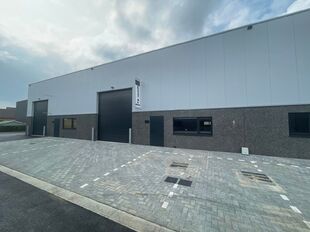 Het betreft de verhuur van nieuwbouw KMO - units langsheen de Oostmalsebaan in Brecht. De units zijn vlot bereikbaar op slechts 10 min van de E19 Antwerpen - Nederland.
Het project omvat 3 units variërend vanaf 221 m², eventueel samenvoegbaar. De units