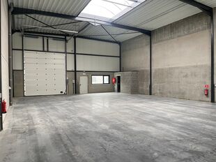 Het betreft de verhuur van nieuwbouw KMO - units langsheen de Oostmalsebaan in Brecht. De units zijn vlot bereikbaar op slechts 10 min van de E19 Antwerpen - Nederland.
Het project omvat 3 units variërend vanaf 221 m², eventueel samenvoegbaar. De units