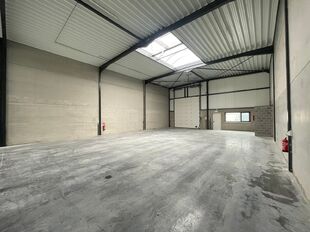 Het betreft de verhuur van nieuwbouw KMO - units langsheen de Oostmalsebaan in Brecht. De units zijn vlot bereikbaar op slechts 10 min van de E19 Antwerpen - Nederland.
Het project omvat 3 units variërend vanaf 221 m², eventueel samenvoegbaar. De units