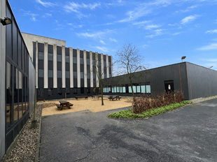 Op een zichtlocatie langs de Prins Boudewijnlaan in Kontich bevindt zich een representatief en modern kantoorgebouw met een totale oppervlakte van 6.500 m&sup2;, verdeeld over drie bovengrondse verdiepingen.

Dankzij de strategische ligging, vlak bij de op- e