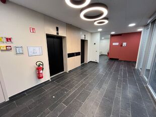 Op een zichtlocatie langs de Prins Boudewijnlaan in Kontich bevindt zich een representatief en modern kantoorgebouw met een totale oppervlakte van 6.500 m&sup2;, verdeeld over drie bovengrondse verdiepingen.

Dankzij de strategische ligging, vlak bij de op- e