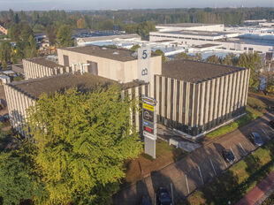 Op een zichtlocatie langs de Prins Boudewijnlaan in Kontich bevindt zich een representatief en modern kantoorgebouw met een totale oppervlakte van 6.500 m&sup2;, verdeeld over drie bovengrondse verdiepingen.

Dankzij de strategische ligging, vlak bij de op- e