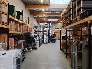 Het betreft de verhuur van twee KMO-units met kantoren, gelegen in bedrijvenpark Kontich I. Dit bedrijvenpark geniet een uitstekende ligging langs de Prins Boudewijnlaan, vlakbij op- en afrit Kontich van de E19 (Antwerpen - Mechelen - Brussel).
Unit 1 h
