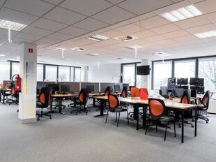 Het betreft beschikbare kantoorruimten langs de Antwerpse Singel in de Singel Building. De locatie is uiterst zichtbaar en biedt een strategische uitvalsbasis voor elk bedrijf. Dankzij de directe aansluiting op de Singel en de nabijheid van de belangrijks