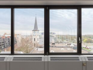 Het betreft beschikbare kantoorruimten langs de Antwerpse Singel in de Singel Building. De locatie is uiterst zichtbaar en biedt een strategische uitvalsbasis voor elk bedrijf. Dankzij de directe aansluiting op de Singel en de nabijheid van de belangrijks