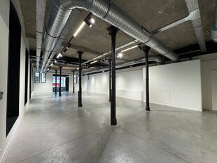 In het voormalige pakhuis van Katoen Natie bevindt zich het gerenoveerde kantorencomplex Valkeniers Natie, gelegen aan de Van de Wervestraat 18-22 in Antwerpen. Dit karaktervolle gebouw combineert de authentieke architectuur van het historische pakhuis me