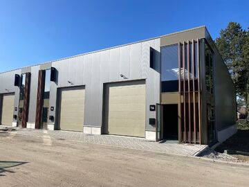 Het betreft de verhuur van twee nieuwbouw KMO-units te Duffel. Deze KMO-units zijn gelegen in het bedrijvenpark Wouw, op 5 minuten van de E19 (afritten Rumst en Mechelen-Noord).

Meerdere units van 220 m² beschikbaar. De units hebben een vrije hoogte van