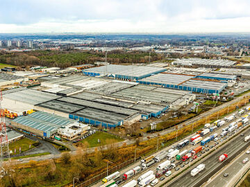 Het betreft de verhuur van uitstekend gelegen magazijnen te Industriepark-West in Sint-Niklaas, gelegen nabij op- en afrit 15 (Sint-Niklaas) van de E17. Oppervlaktes beschikbaar vanaf 4 700 m². De magazijnen hebben een vrije hoogte tussen de 5 meter en 8