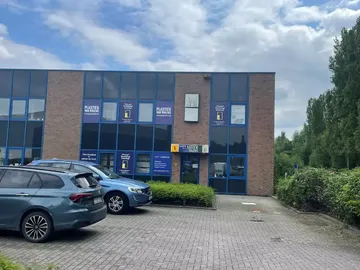 Het betreft de verhuur van twee KMO-units met kantoren, gelegen in bedrijvenpark Kontich I. Dit bedrijvenpark geniet een uitstekende ligging langs de Prins Boudewijnlaan, vlakbij op- en afrit Kontich van de E19 (Antwerpen - Mechelen - Brussel). 

Unit 1 h