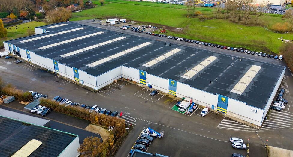 Dit project betreft een grootschalige semi-industri&euml;le site met een totale oppervlakte van 36.288 m&sup2;, verdeeld over twee gebouwen met een combinatie van magazijnen en kantoorruimtes. Het complex omvat 18 afzonderlijke units, wat flexibiliteit biedt voor
