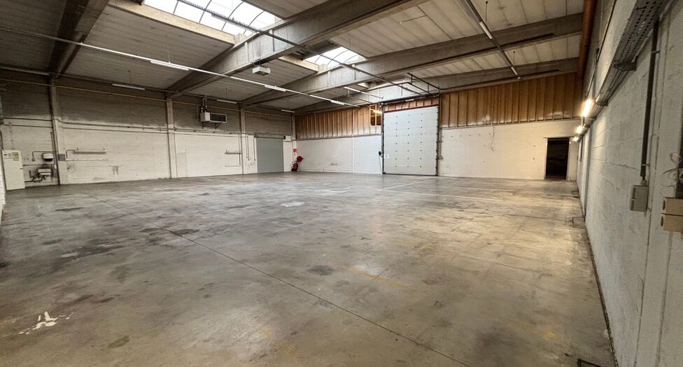 Dit project betreft een grootschalige semi-industri&euml;le site met een totale oppervlakte van 36.288 m&sup2;, verdeeld over twee gebouwen met een combinatie van magazijnen en kantoorruimtes. Het complex omvat 18 afzonderlijke units, wat flexibiliteit biedt voor