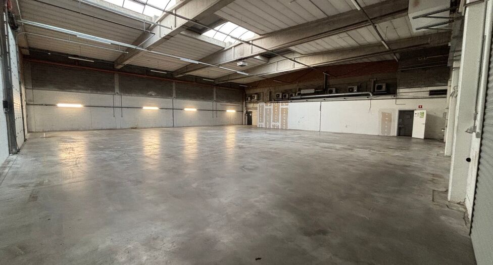 Dit project betreft een grootschalige semi-industri&euml;le site met een totale oppervlakte van 36.288 m&sup2;, verdeeld over twee gebouwen met een combinatie van magazijnen en kantoorruimtes. Het complex omvat 18 afzonderlijke units, wat flexibiliteit biedt voor